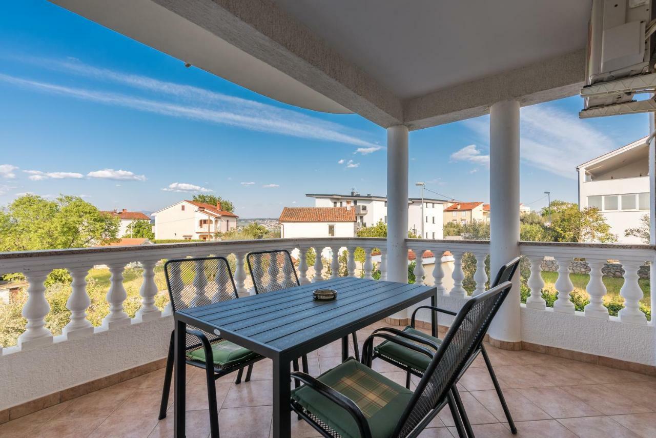 Pansion Dujmovic 1 Apartment Malinska Exterior photo
